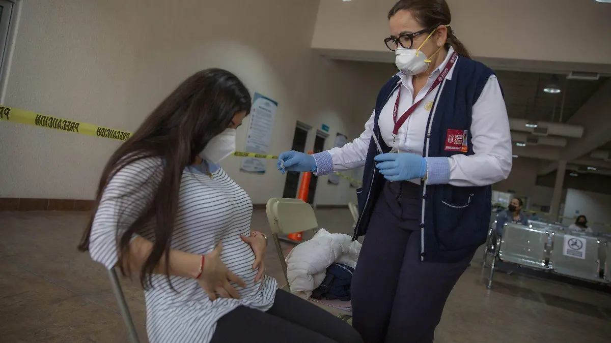 Mujeres embarazadas recibirán vacuna contra Covid